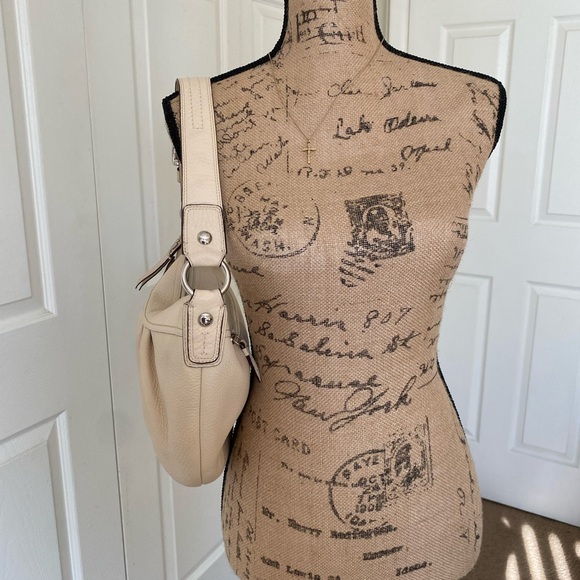 Meet your Posher, Shey (aka, @1modestbeauty) - Picture 6 of 10